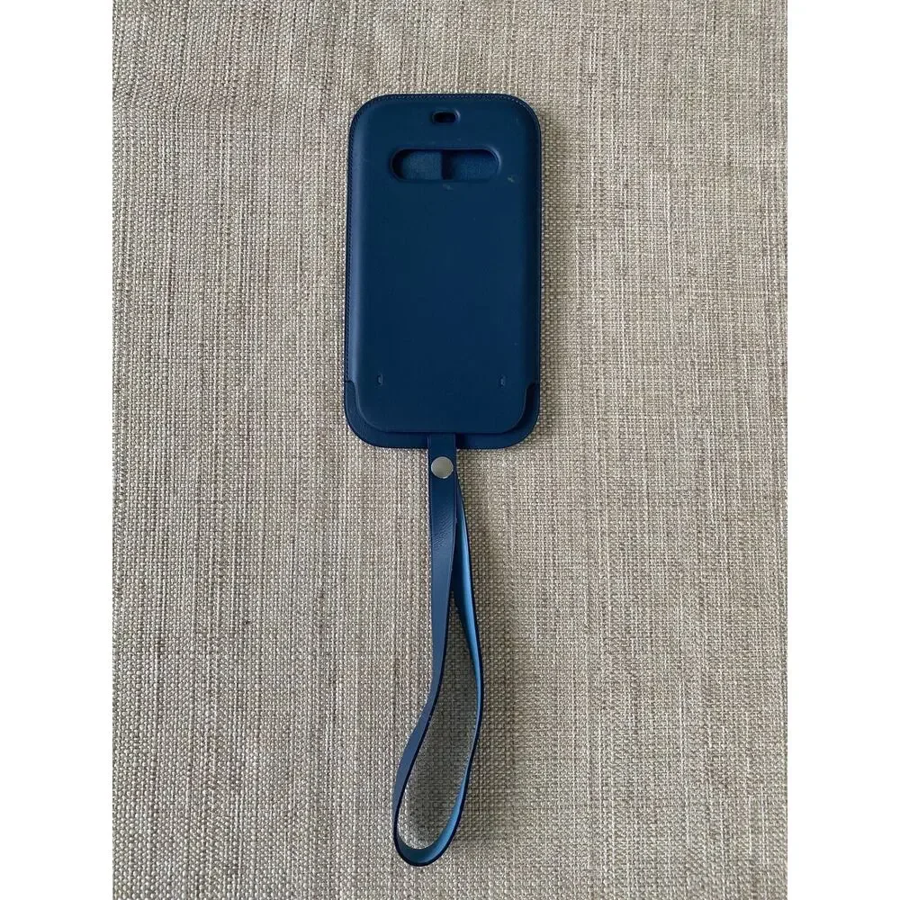 APPLE Original Leather sleeve with Magsafe for iPhone 12 Pro / 12 Baltic Blue